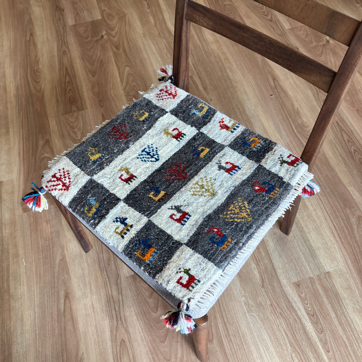 ギャッベ手織り座布団2枚セット　生命の木、鹿柄 新着ギャッベ 座布団サイズ 42×40cm 手織り生命の樹 鹿 白(GC-5689