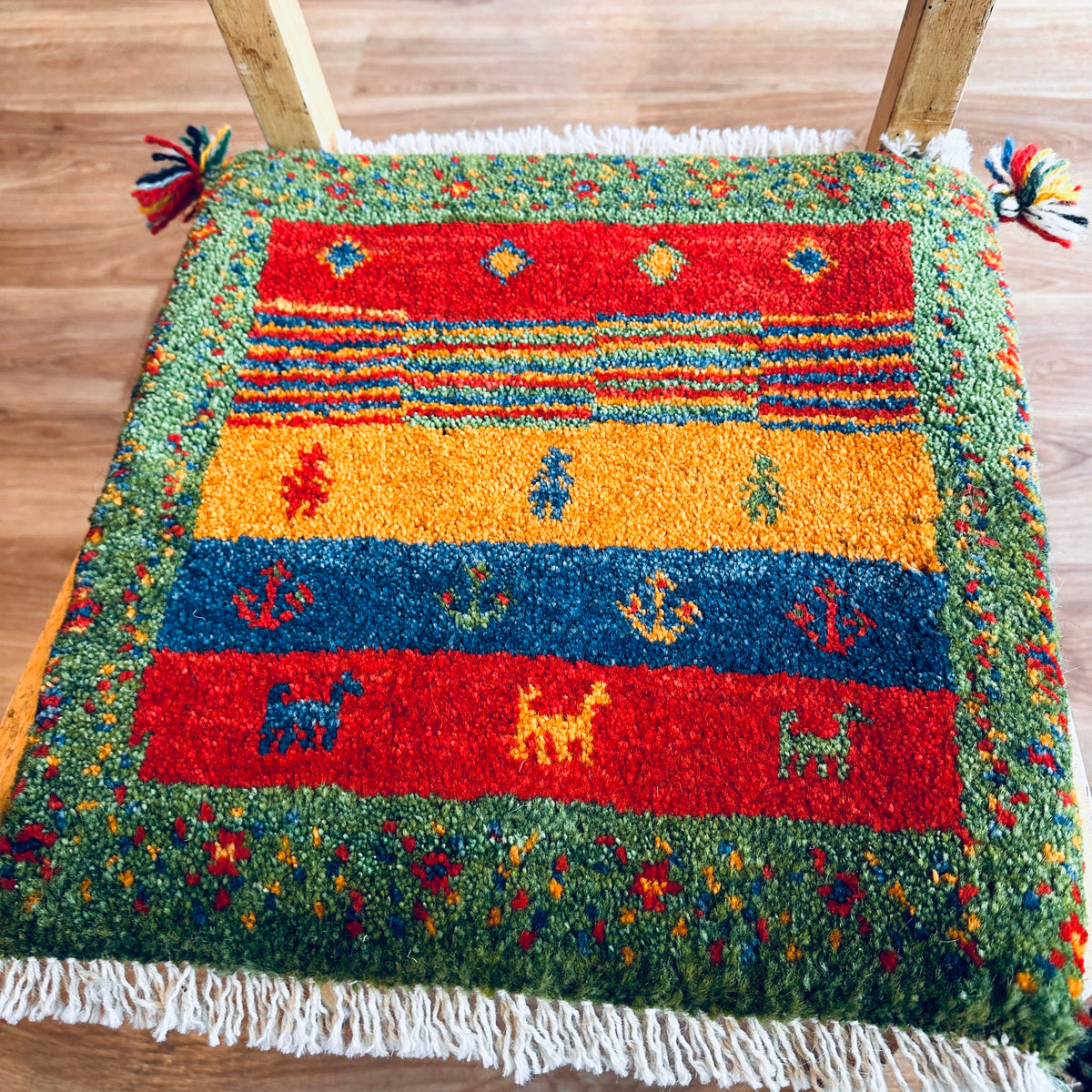 新着ギャッベ 座布団サイズ 40×40cm 手織り生命の樹 鹿 花 緑(GC-5709