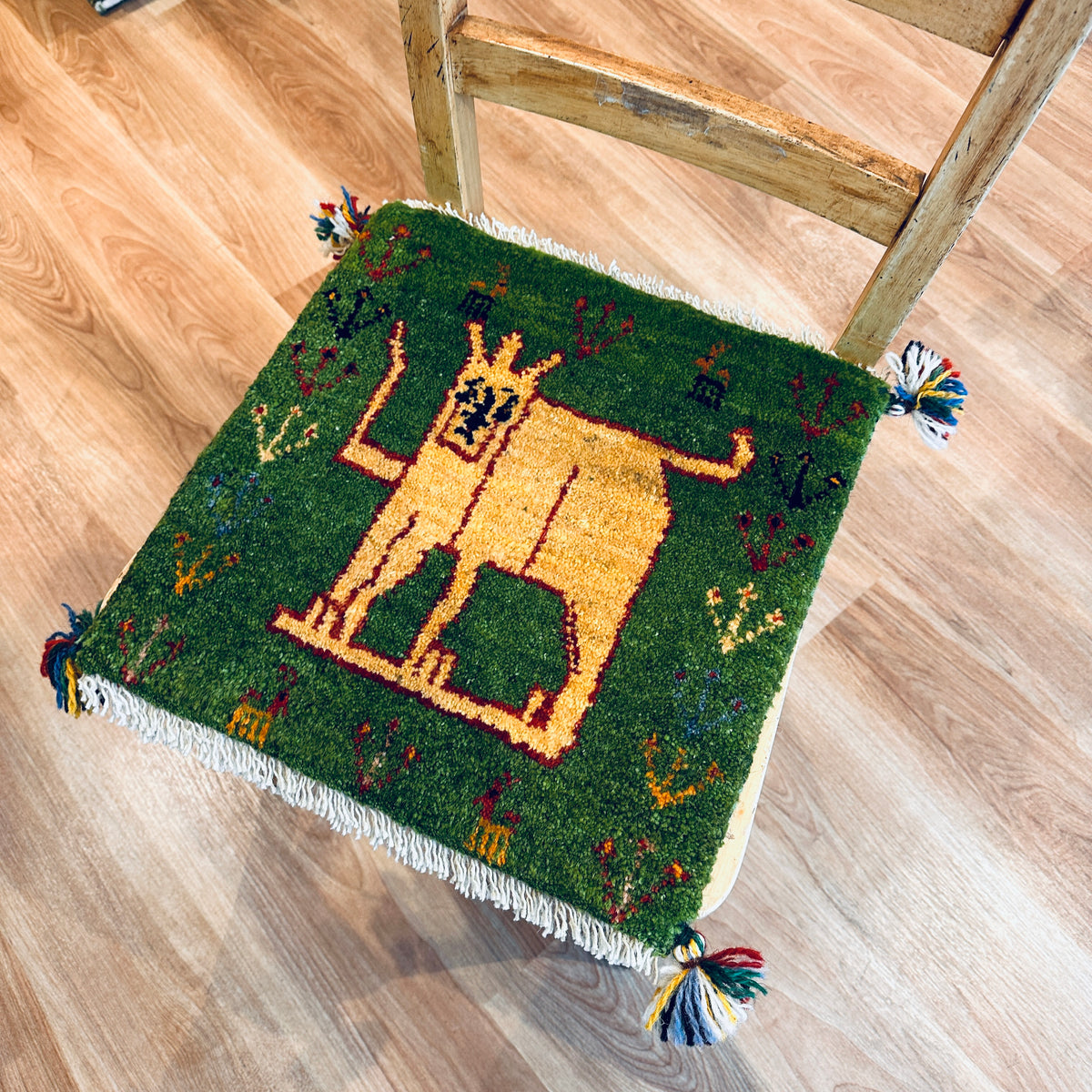 👉「守護のライオンギャッベ」ギャッベ 座布団サイズ 41×40cm 手織り緑