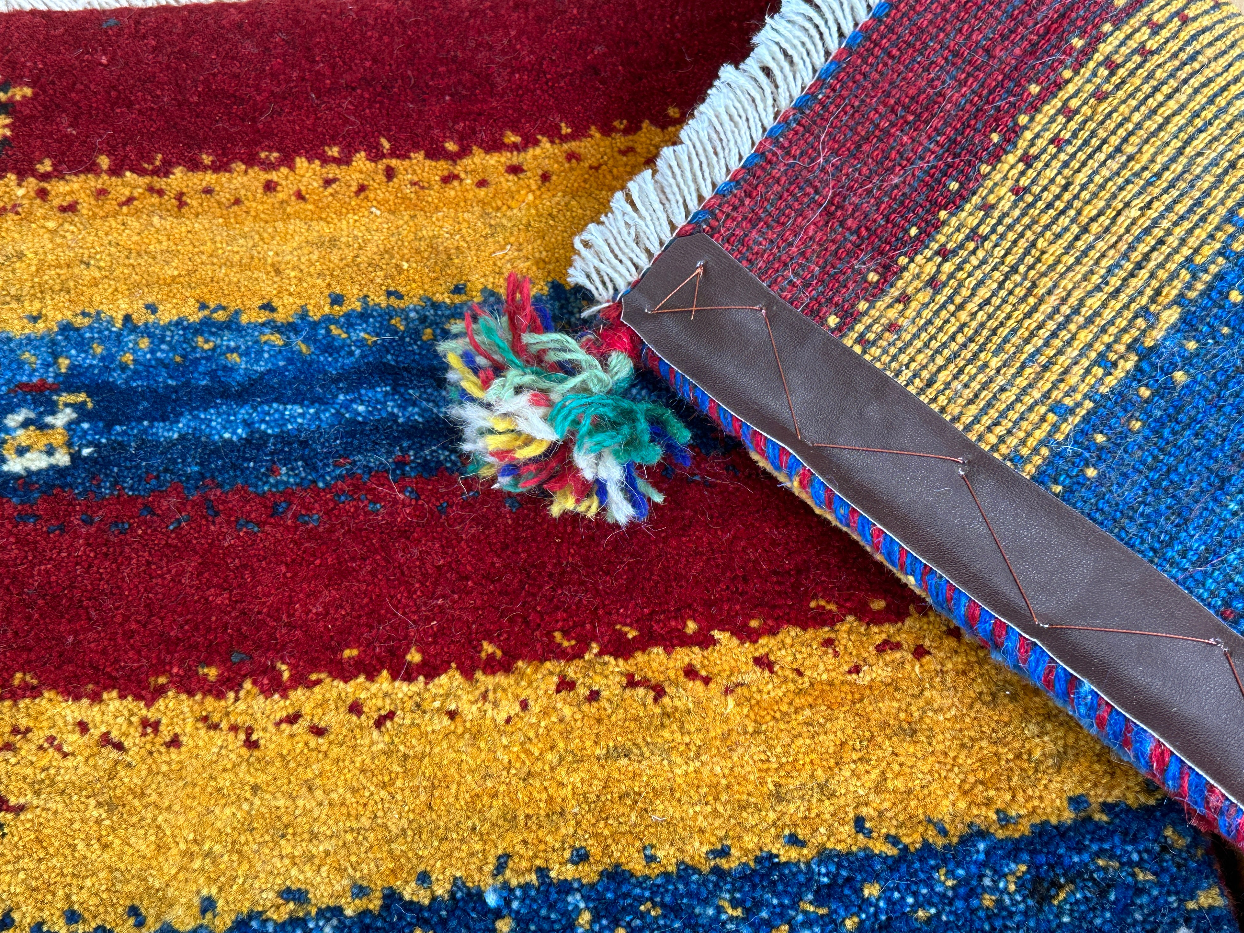 ギャッベ 座布団サイズ 40×36cm 手織り赤 青 黄色 鹿  2枚セット(GC-5085)