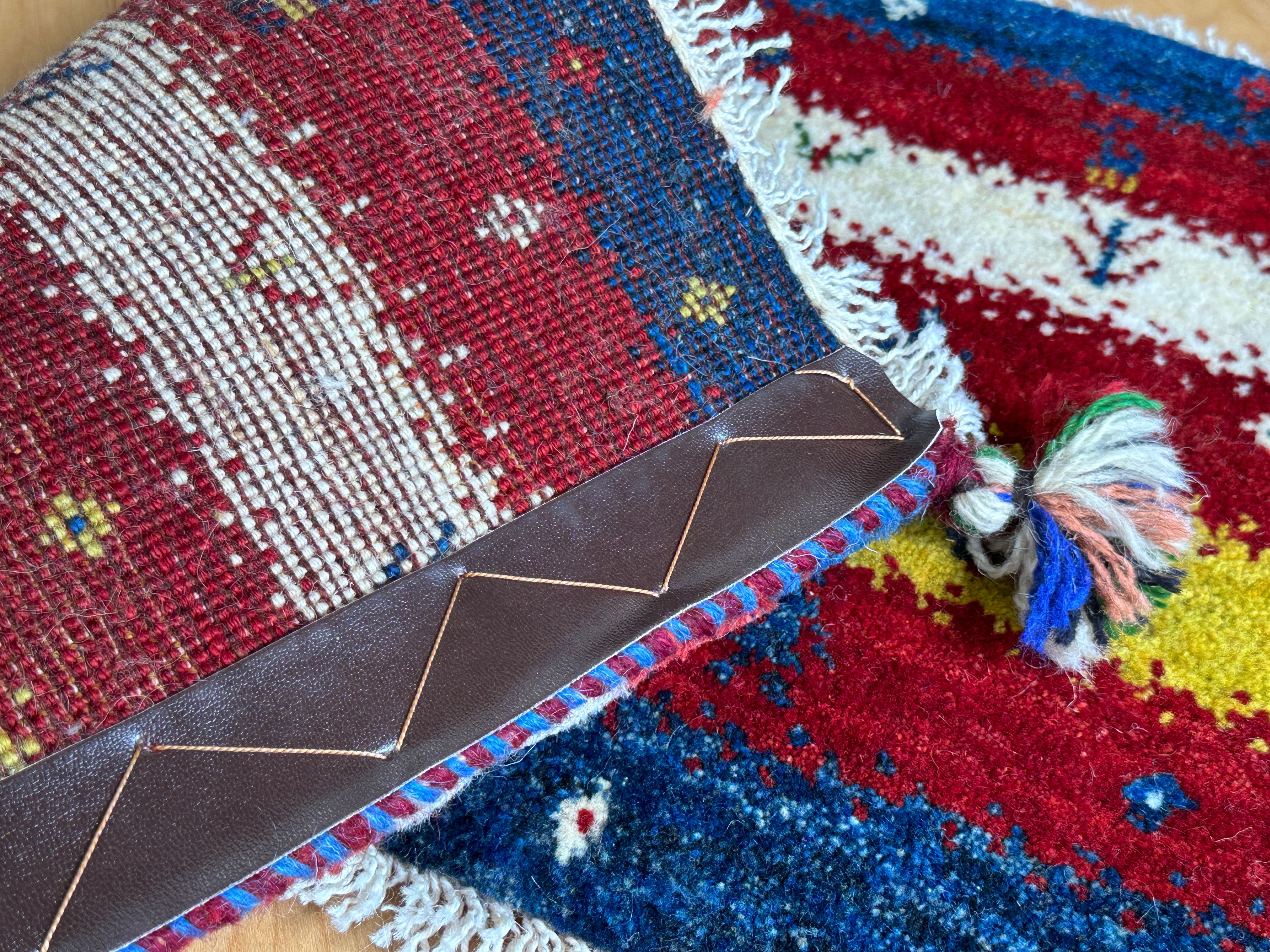 ギャッベ 座布団サイズ 40×35cm 手織り赤 青 黄色 鹿 生命の樹 女の子 2枚セット(GC-5093)