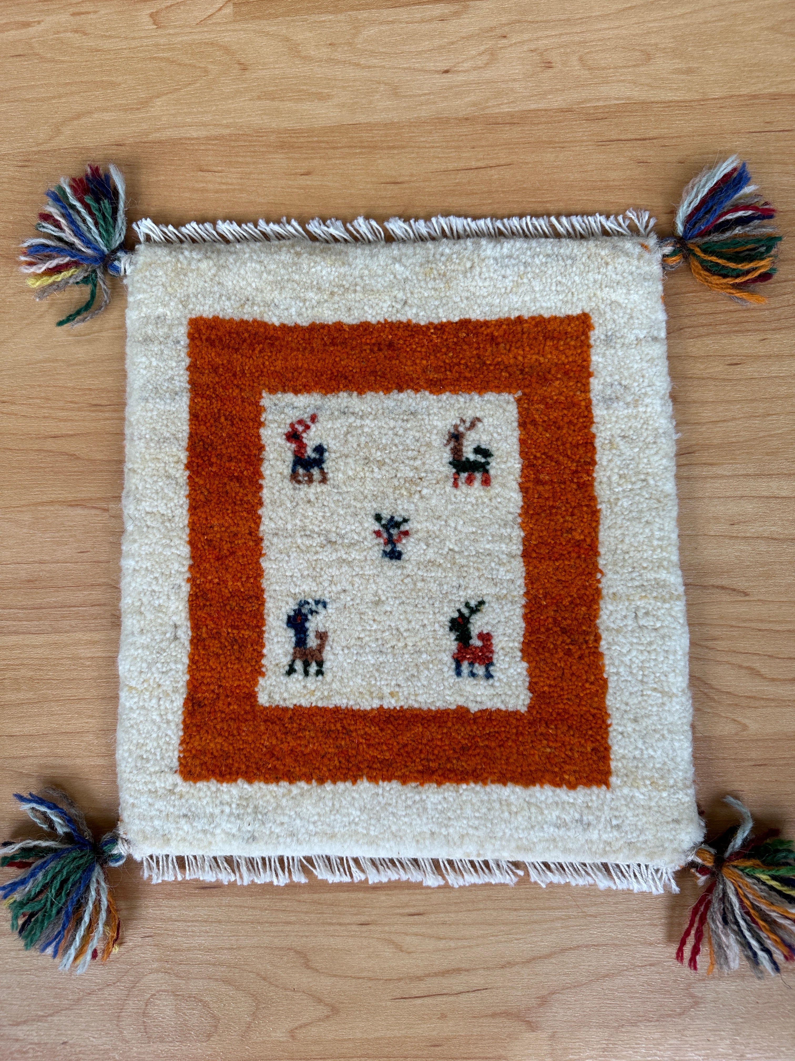 ギャッベ 座布団サイズ 35×32cm 手織り 白 オレンジ 鹿 生命の樹 四角