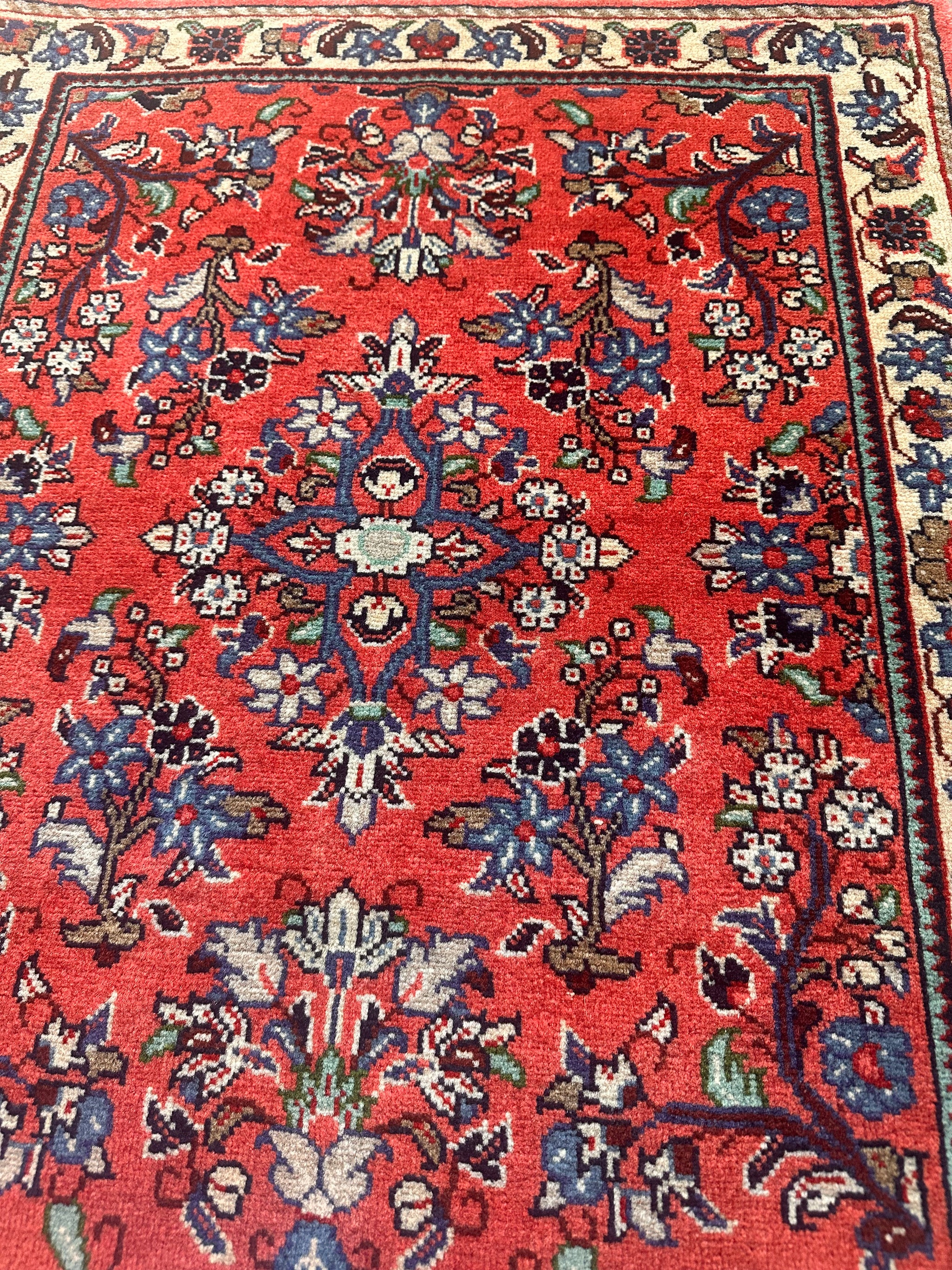 トライバルラグ 玄関マットサイズ81×66cm 手織り赤( TR-5077