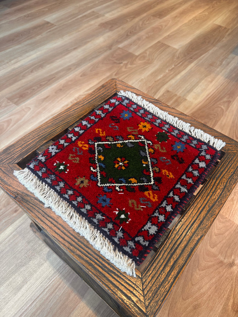 トライバルラグ ヤラメミニマット サイズ29×28cm 手織り赤 緑( TR-5088)