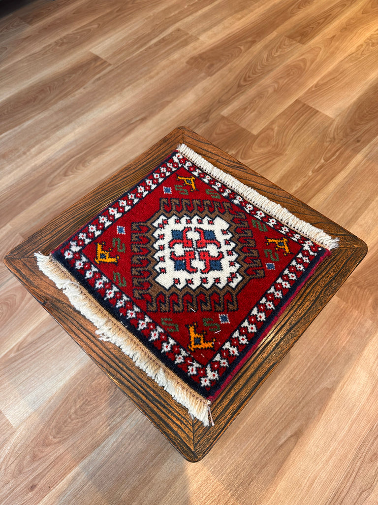トライバルラグ ヤラメミニマット サイズ29×32cm 手織り 赤 白( TR-5096)