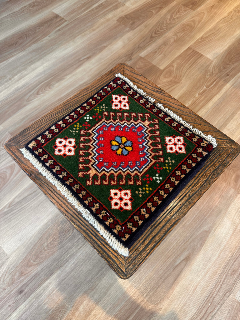 トライバルラグ ヤラメミニマット サイズ30×32cm 手織り 緑 赤( TR-5100)