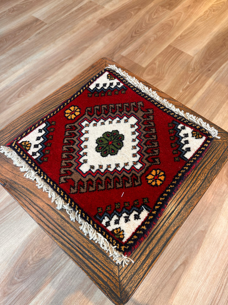 トライバルラグ ヤラメミニマット サイズ30×32cm 手織り 赤 白( TR-5101)