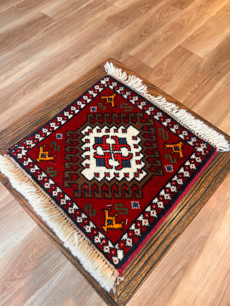トライバルラグ ヤラメミニマット サイズ31×31cm 手織り 赤 白( TR-5103)