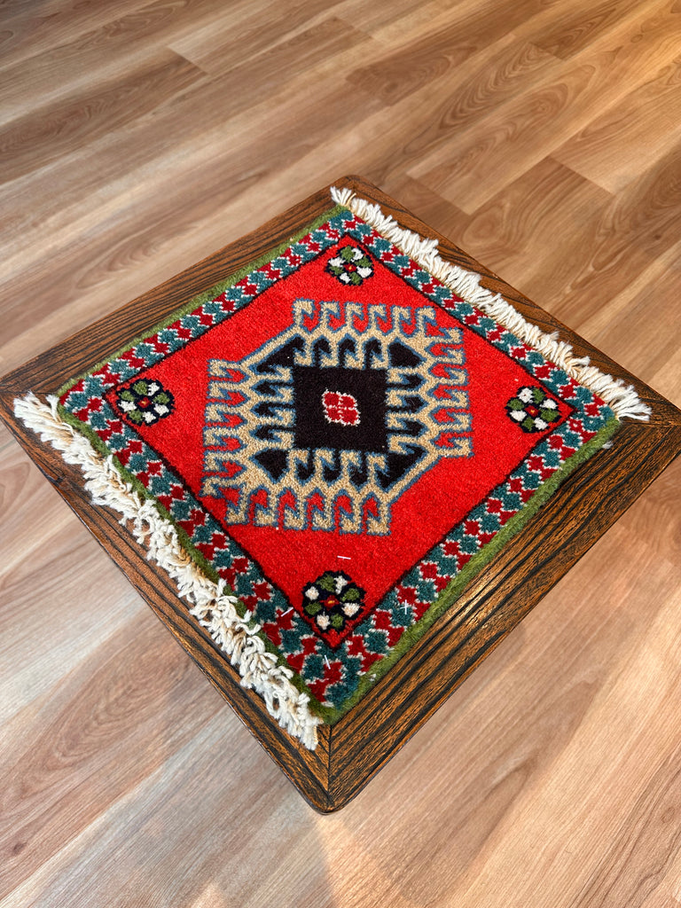 トライバルラグ ヤラメミニマット サイズ31×32cm 手織り 赤 青( TR-5106)