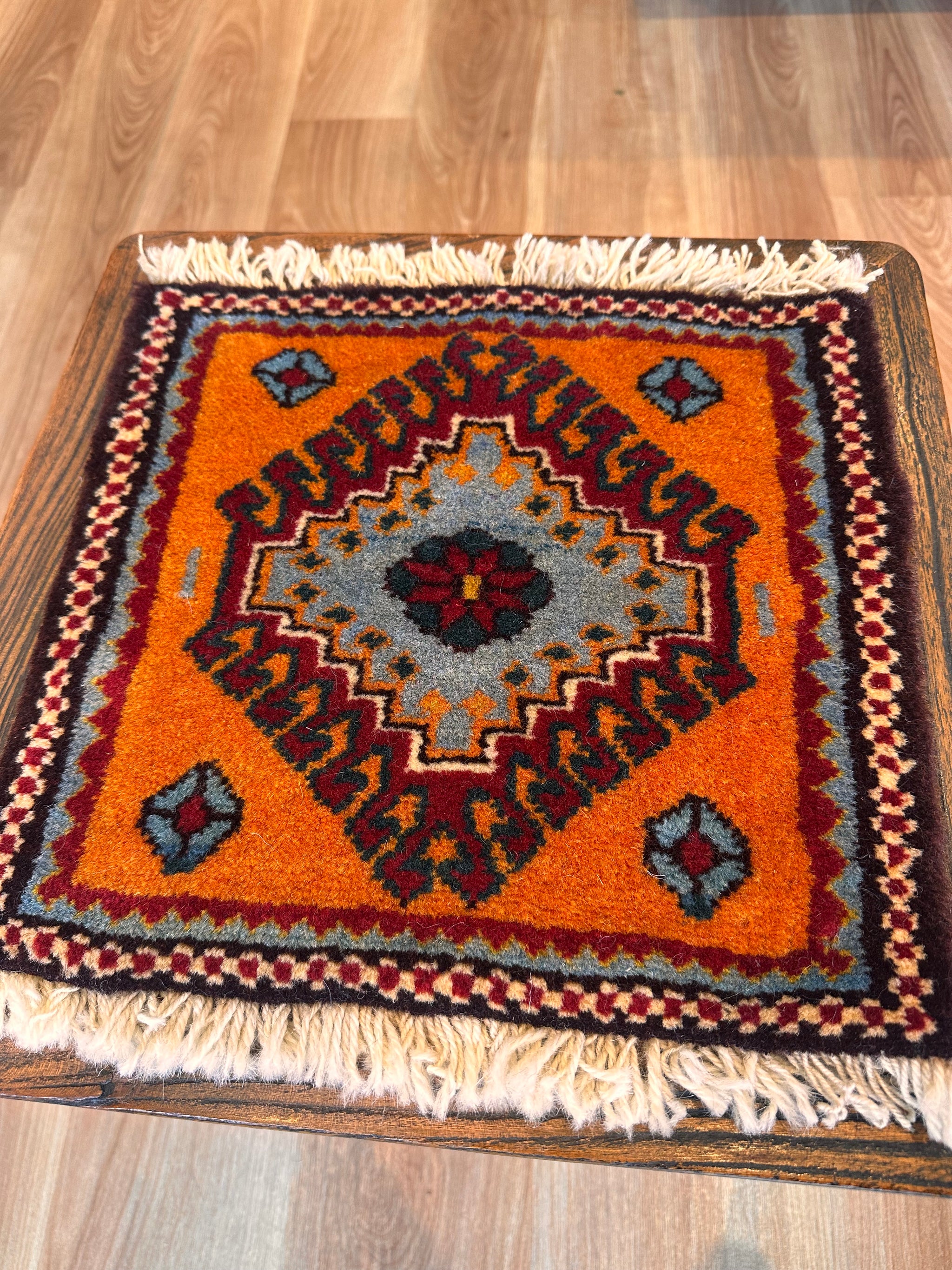 トライバルラグ ヤラメミニマット サイズ32×33cm 手織り 黄 青