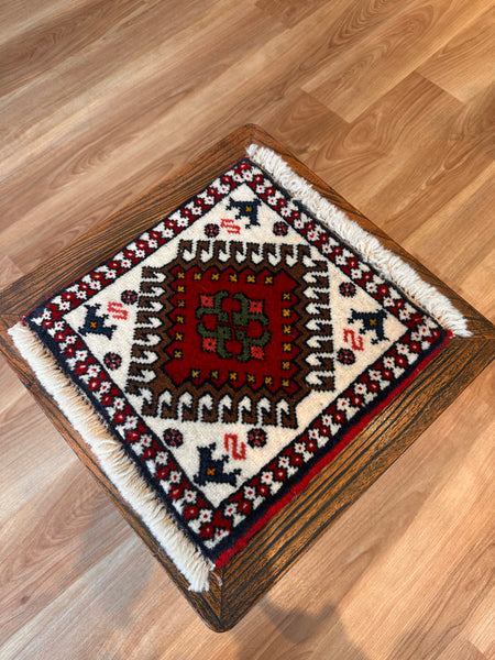 トライバルラグ　バルーチ　ウール　幾何学模様ブラックレッドベージュ　小さめ　ミニ トライバルラグ ヤラメミニマット サイズ32×31cm 手織り 白 赤