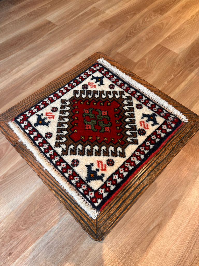 トライバルラグ ヤラメミニマット サイズ32×32cm 手織り 白 赤( TR-5112)