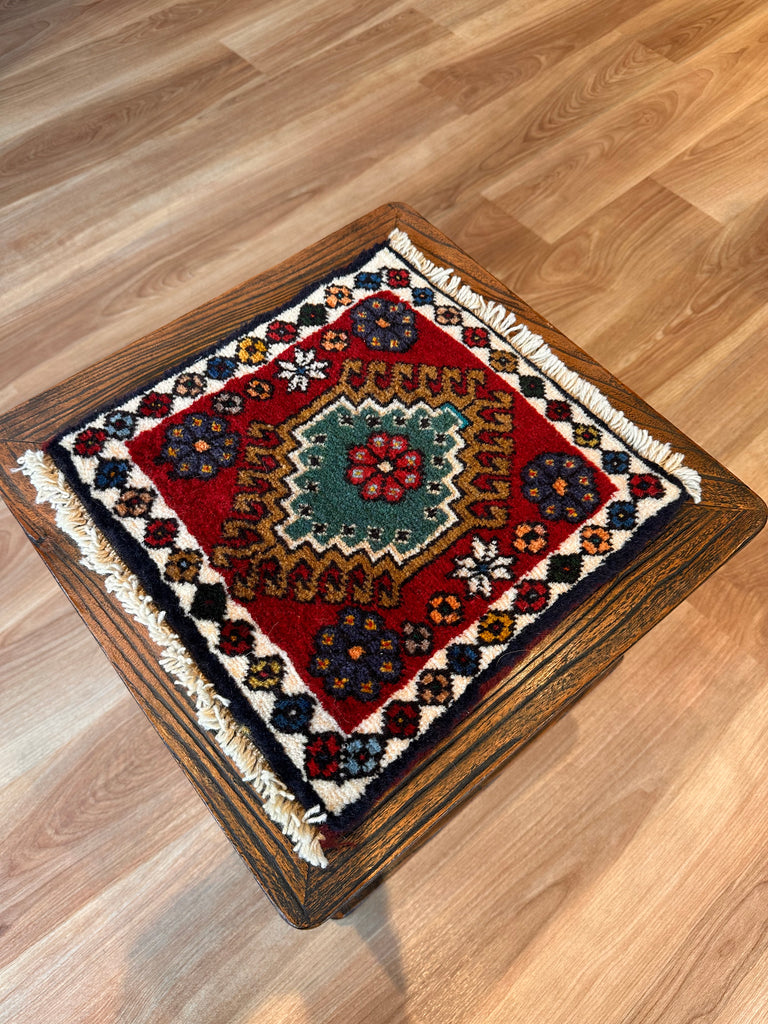 トライバルラグ ヤラメミニマット サイズ32×32cm 手織り 白 赤( TR-5111)