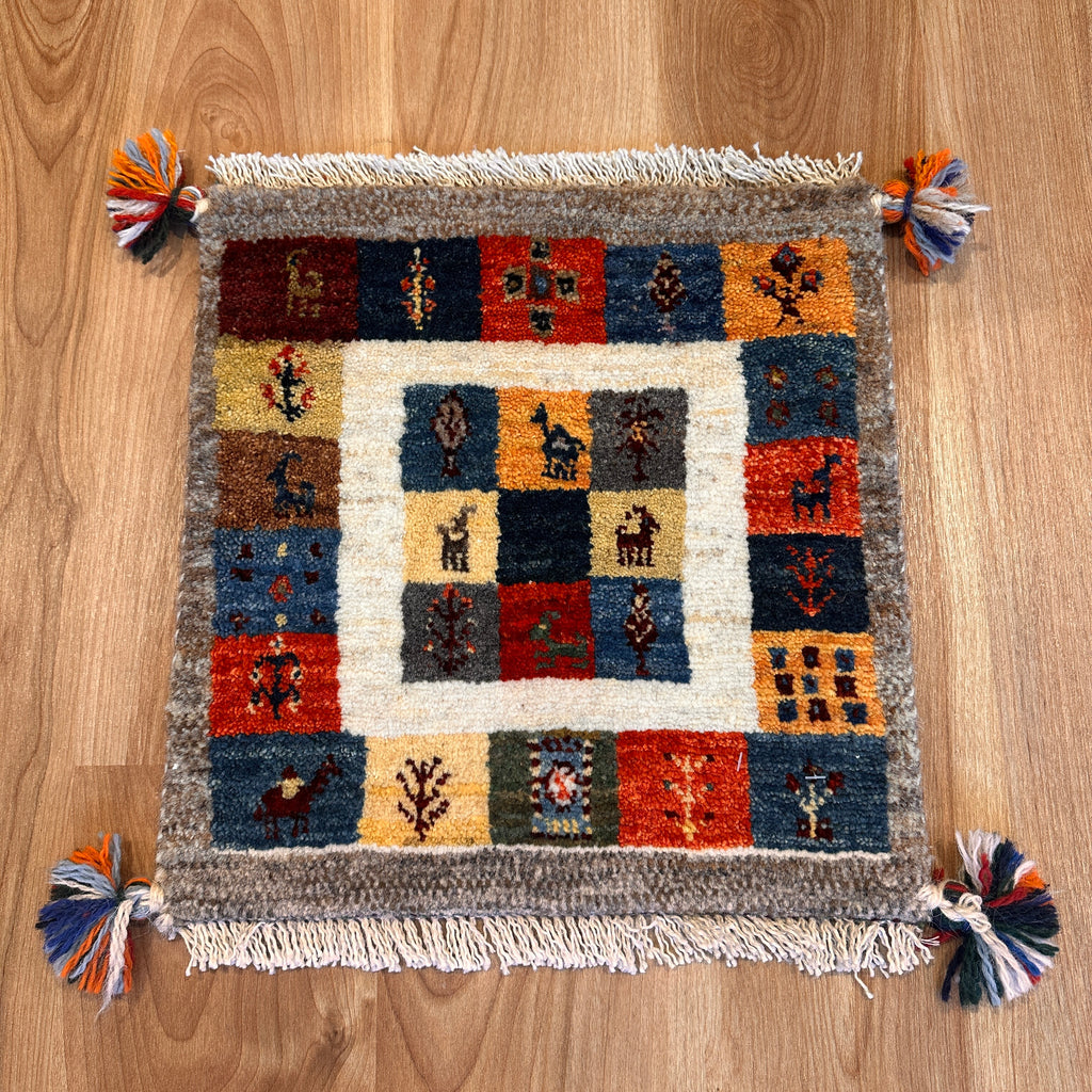 【決算SALE9/13-9/30】ギャッベ 座布団サイズ 39×37cm 手織り生命の樹 鹿 花 (GC-5625)