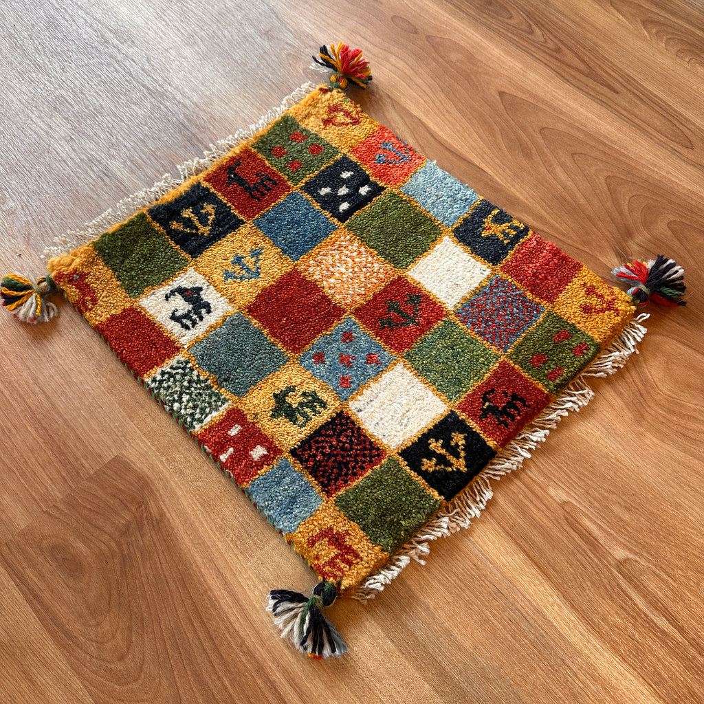 【決算SALE9/13-9/30】ギャッベ 座布団サイズ 43×39cm 手織り生命の樹 鹿 花  (GC-5631)