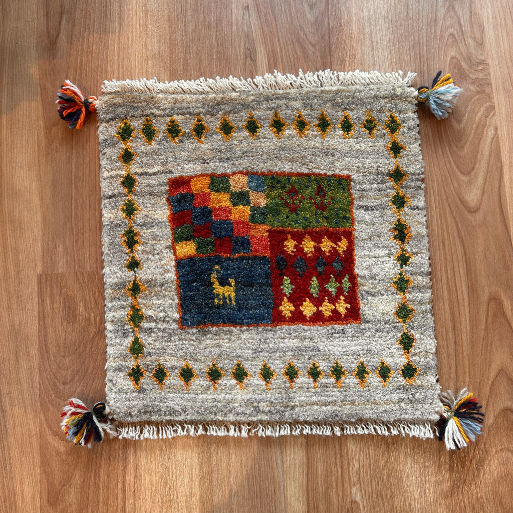 【決算SALE9/13-9/30】ギャッベ 座布団サイズ 43×42cm 手織り生命の樹 鹿 花  (GC-5632)