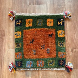 【決算SALE9/13-9/30】ギャッベ 座布団サイズ 38×38cm 手織り生命の樹 鹿 緑(GC-5634)