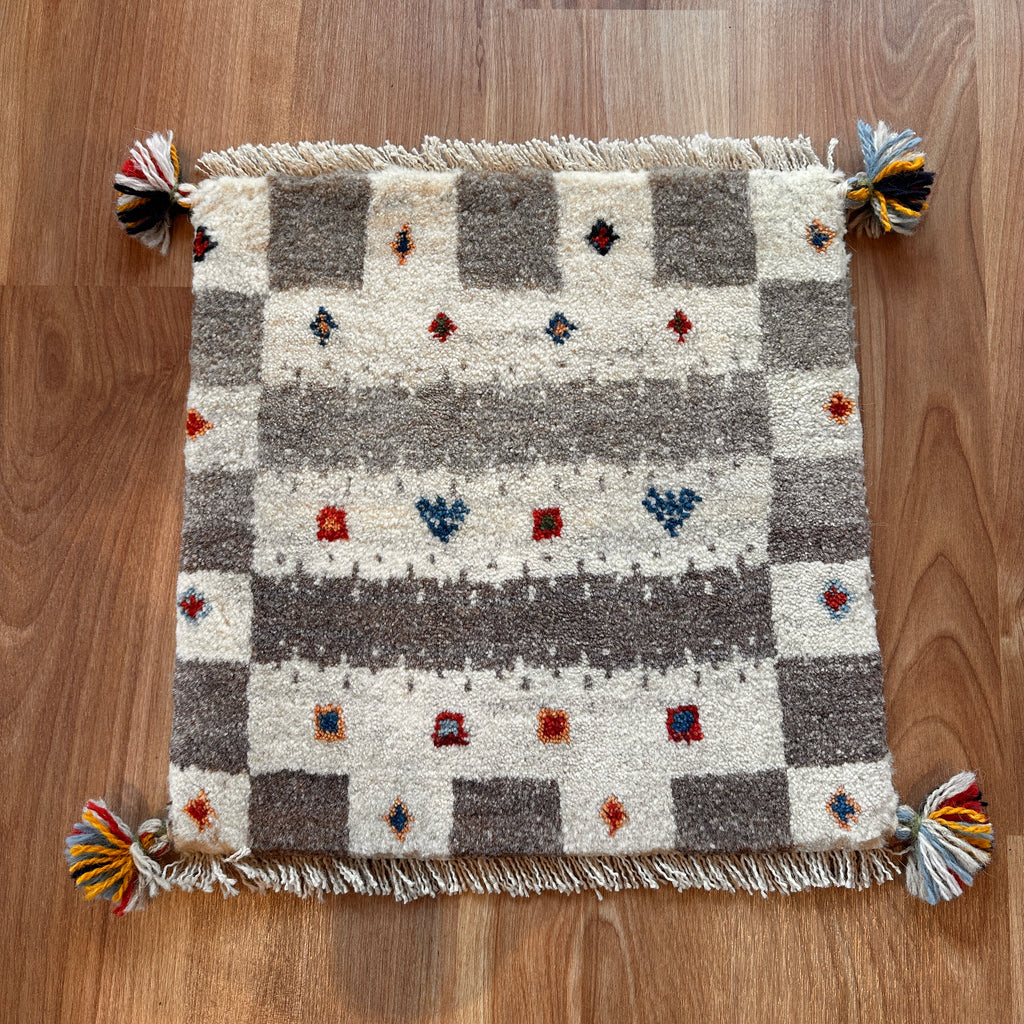 【決算SALE9/13-9/30】ギャッベ 座布団サイズ 41×40cm 手織り生命の樹 鹿 (GC-5636)
