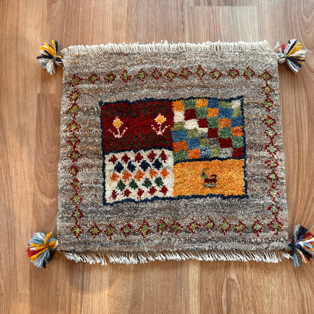 【決算SALE9/13-9/30】ギャッベ 座布団サイズ 43×42cm 手織り生命の樹 鹿  (GC-5643)
