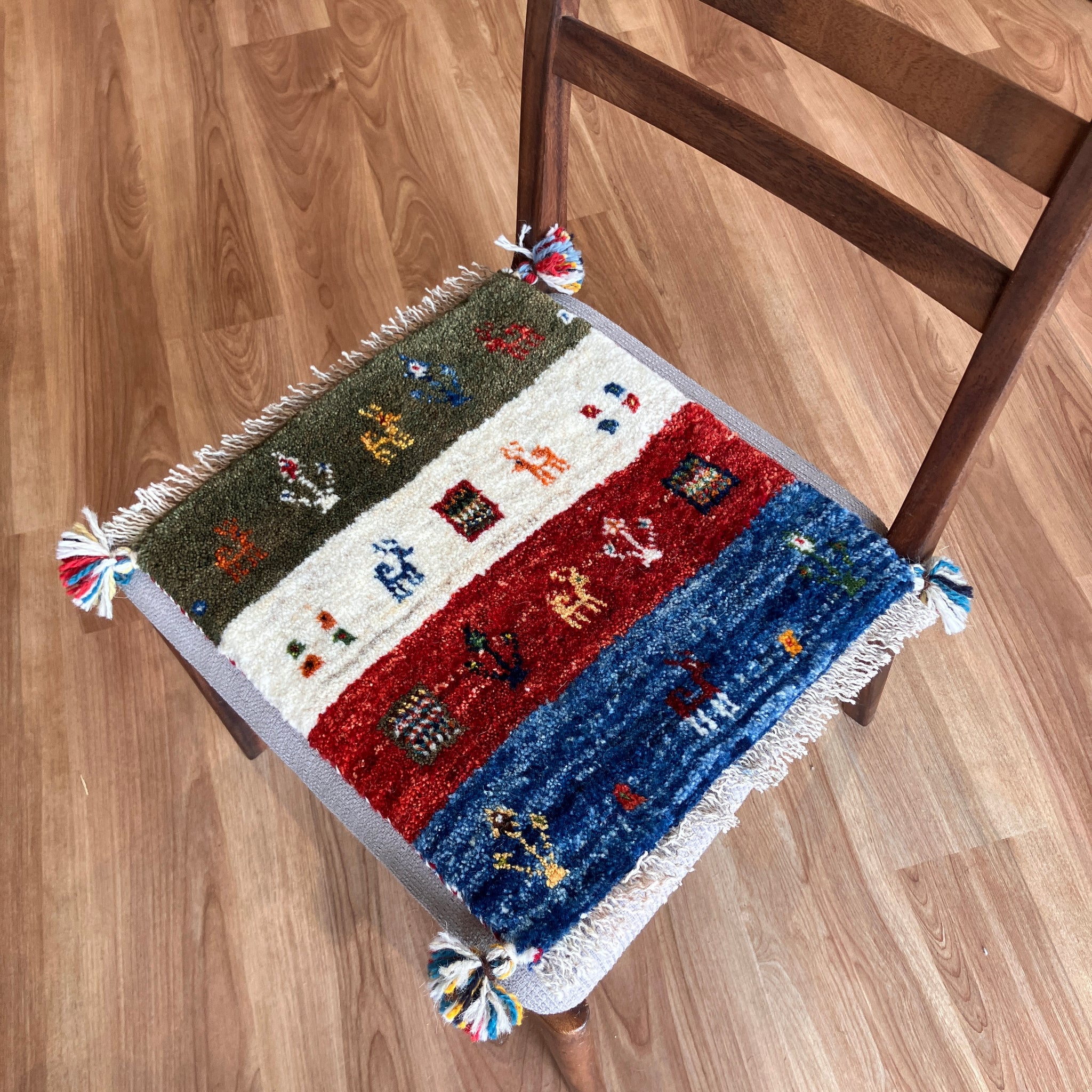 美品　ギャッペ座布団サイズ2枚 新着ギャッベ 座布団サイズ 40×37cm 手織り生命の樹 鹿 (GC-5687