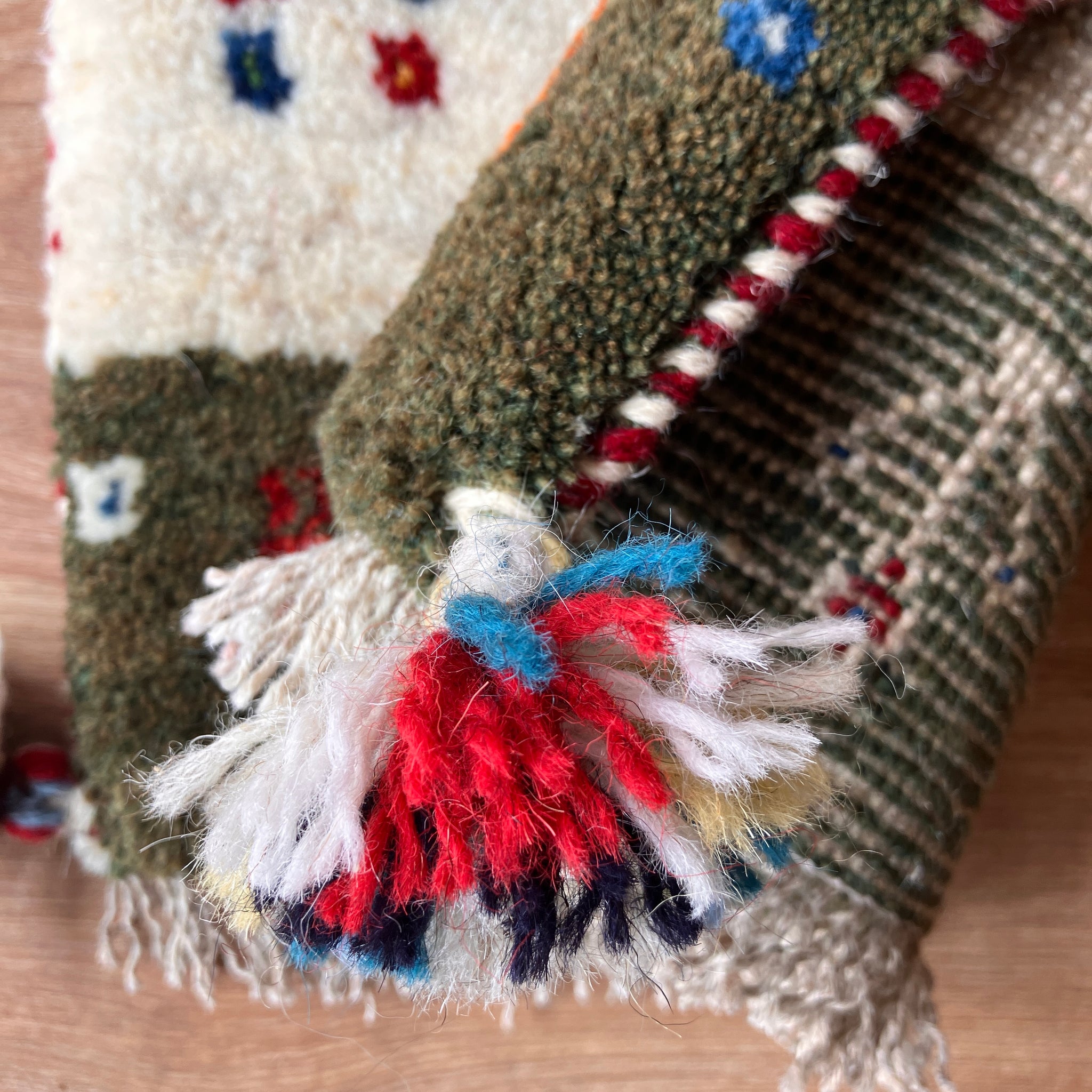 新着ギャッベ 座布団サイズ 40×37cm 手織り生命の樹 鹿 (GC-5687