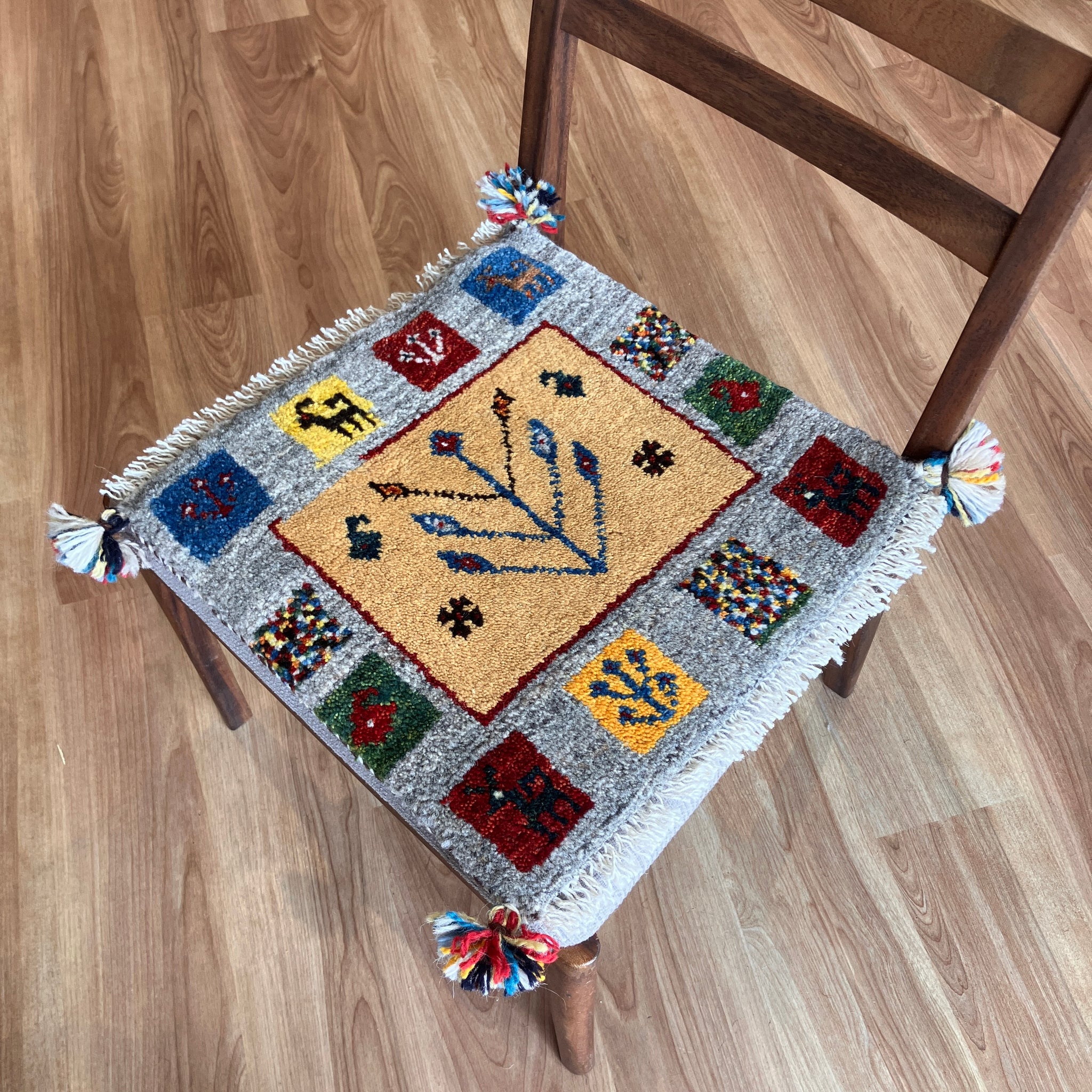 ギャッベ 座布団サイズ 40×39cm 手織り生命の樹 鹿 グレー(GC-5675