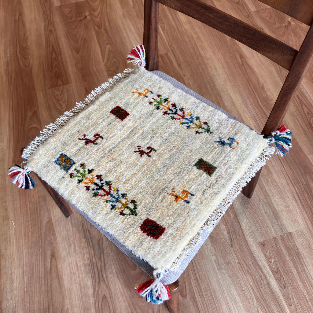 新着ギャッベ 座布団サイズ 40×38cm 手織り生命の樹 鹿 白(GC-5678)