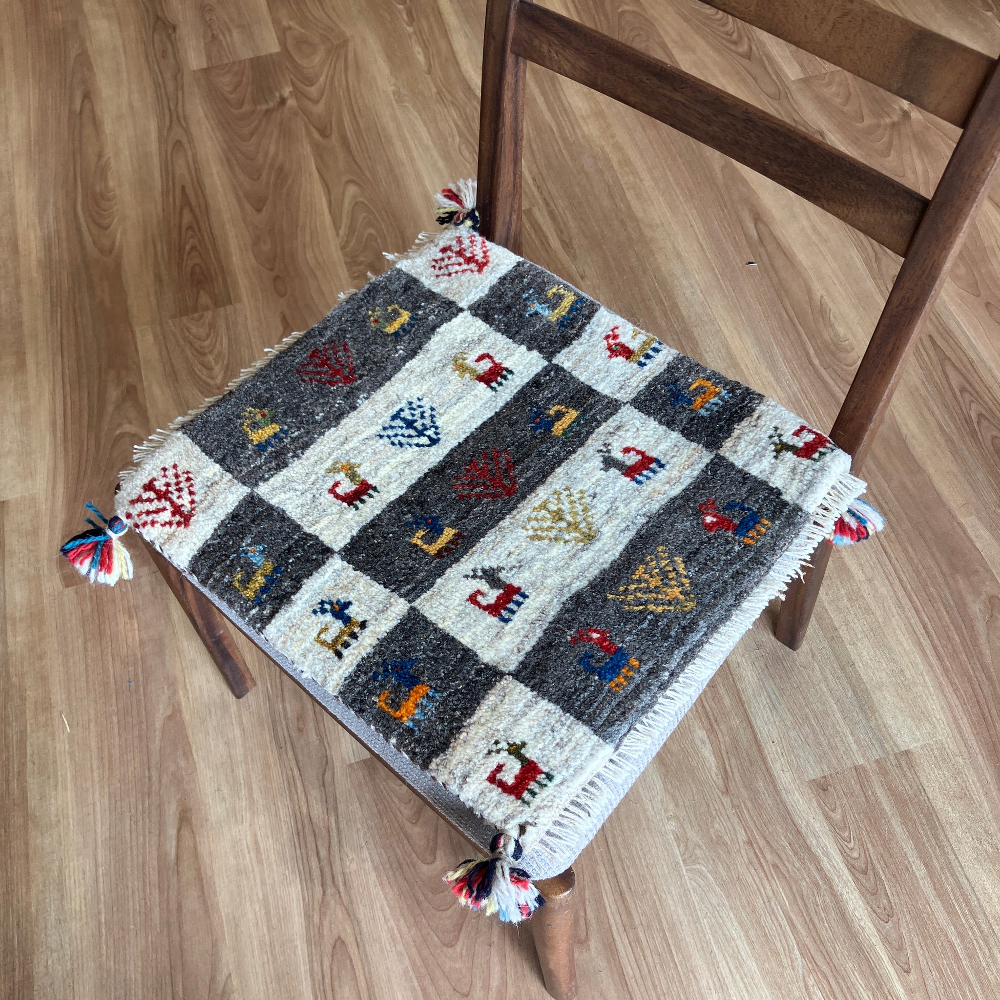 新着ギャッベ 座布団サイズ 42×40cm 手織り生命の樹 鹿 白(GC-5689