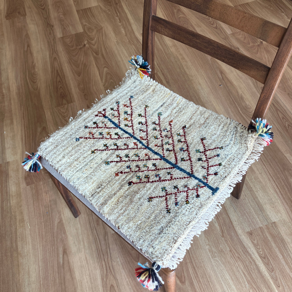 新着ギャッベ 座布団サイズ 45×42cm 手織り生命の樹 鹿 白(GC-5690)