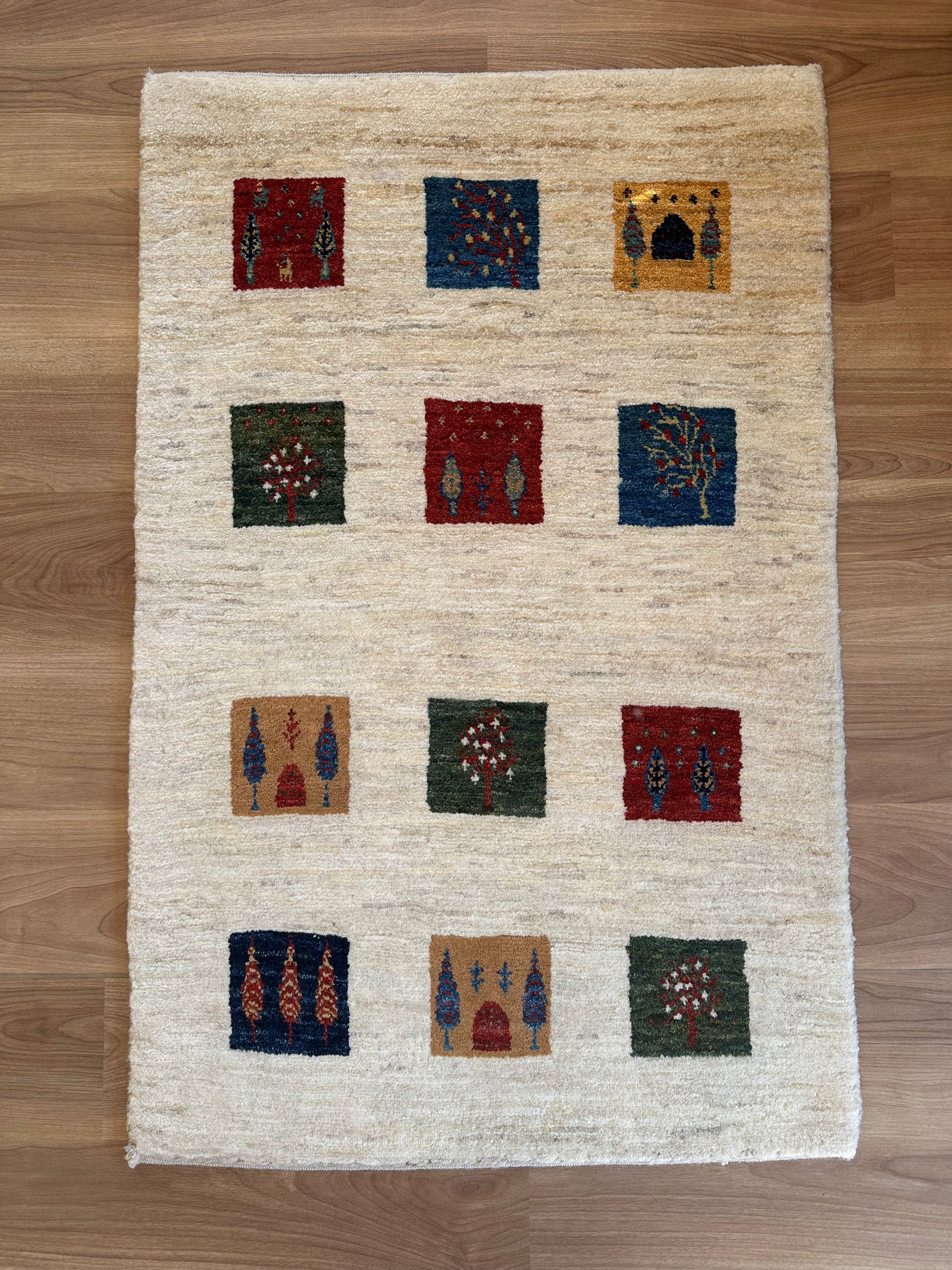 ギャッベ アクセントラグサイズ 103×66cm 手織り 生命の樹🌲鹿🦌 白(GA