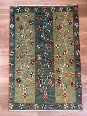 ギャッベ アクセントラグサイズ 106×71cm 手織り生命の樹🌲花🏵️緑(品番GA-5133)