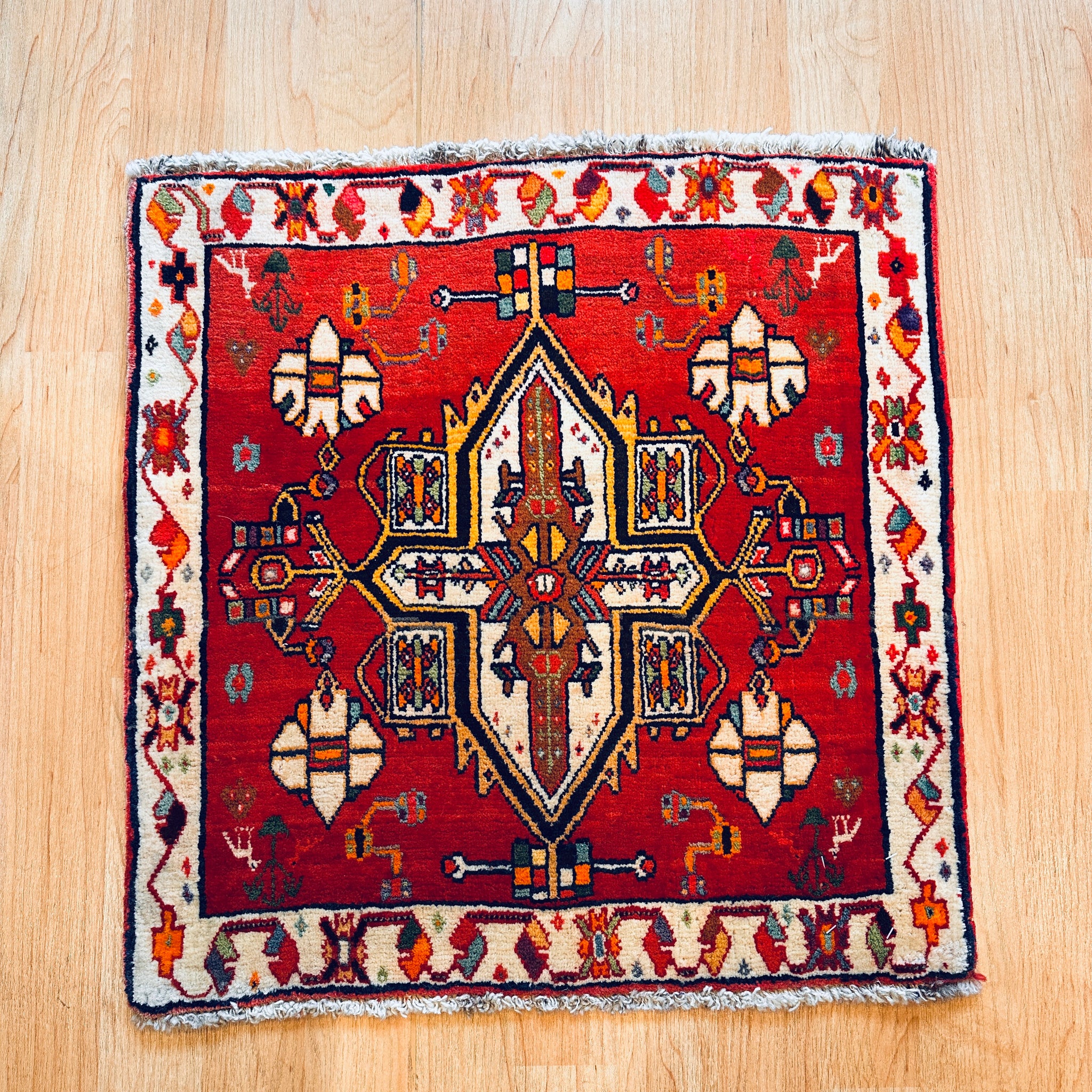 トライバルラグ 玄関マットサイズ65×63cm 手織り赤( TR-5062