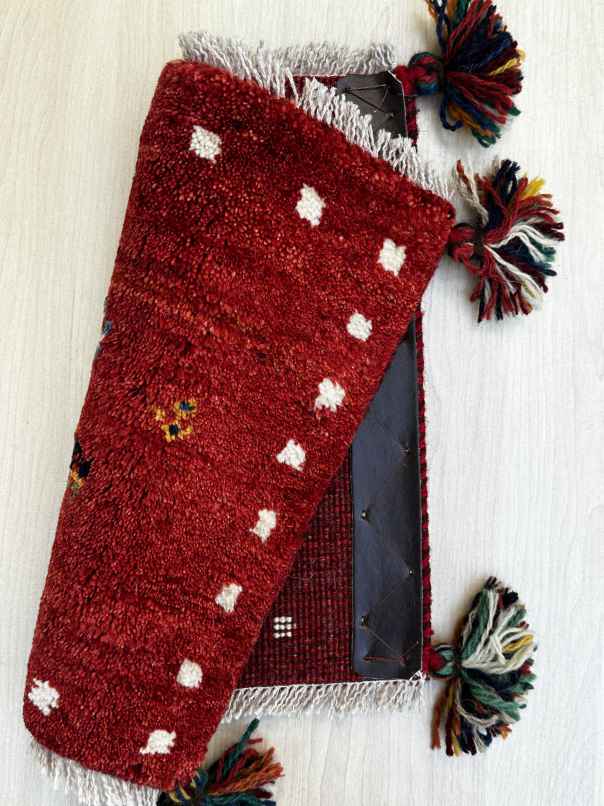 ギャッベ 座布団サイズ 35×32cm 手織り　赤 (GC-0945)