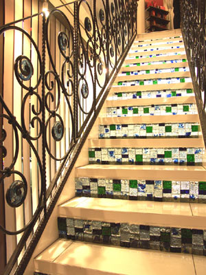 階段にガラスタイルの装飾