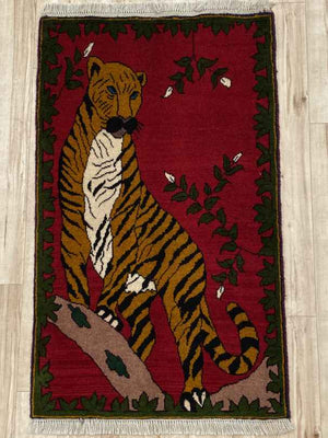 トライバルライオンラグ 113×67cm 手織り 赤 (LO-0001)